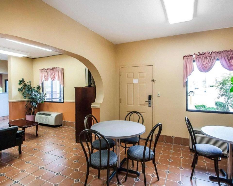 Econo Lodge Inn & Suites I-20, Exit 73 ทัสคาลูซา ภายนอก รูปภาพ